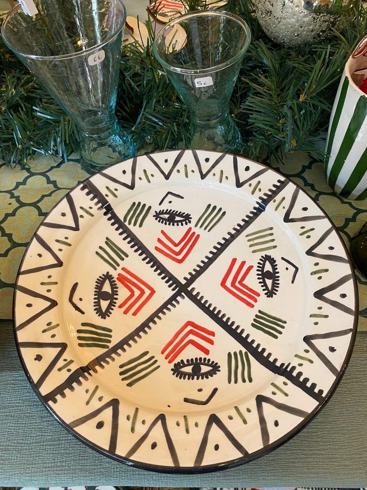 Assiette motifs triangles
