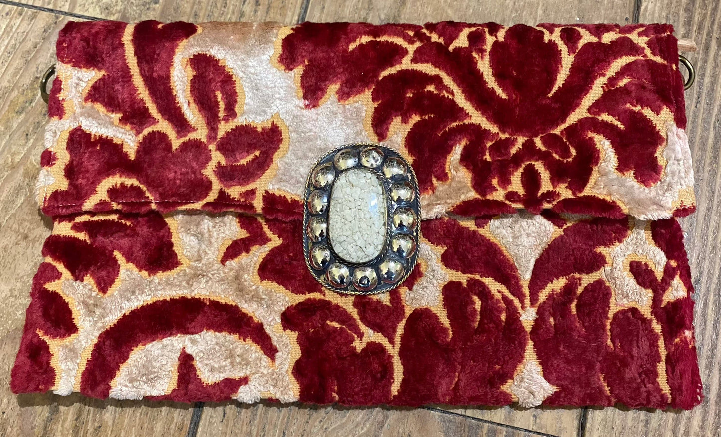 Pochette modèle unique en velours fleurs rouges