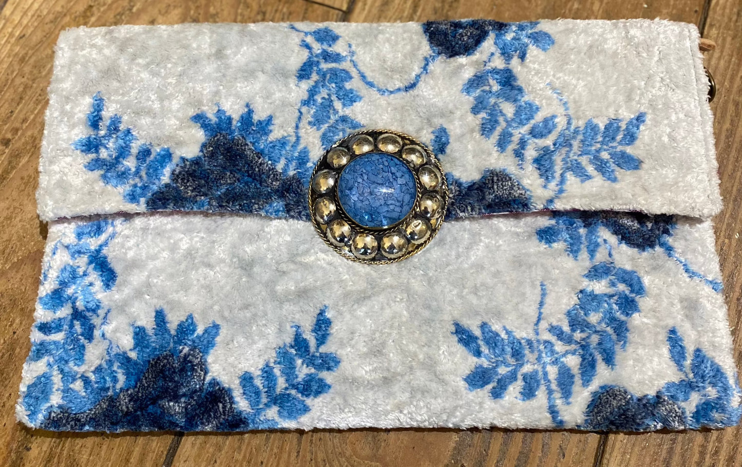 Pochette modèle unique en velours fleurs bleues