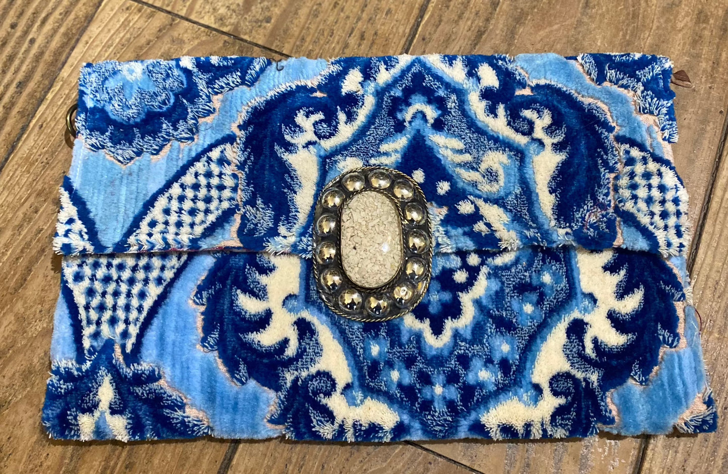 Pochette modèle unique en velours cachemire bleu