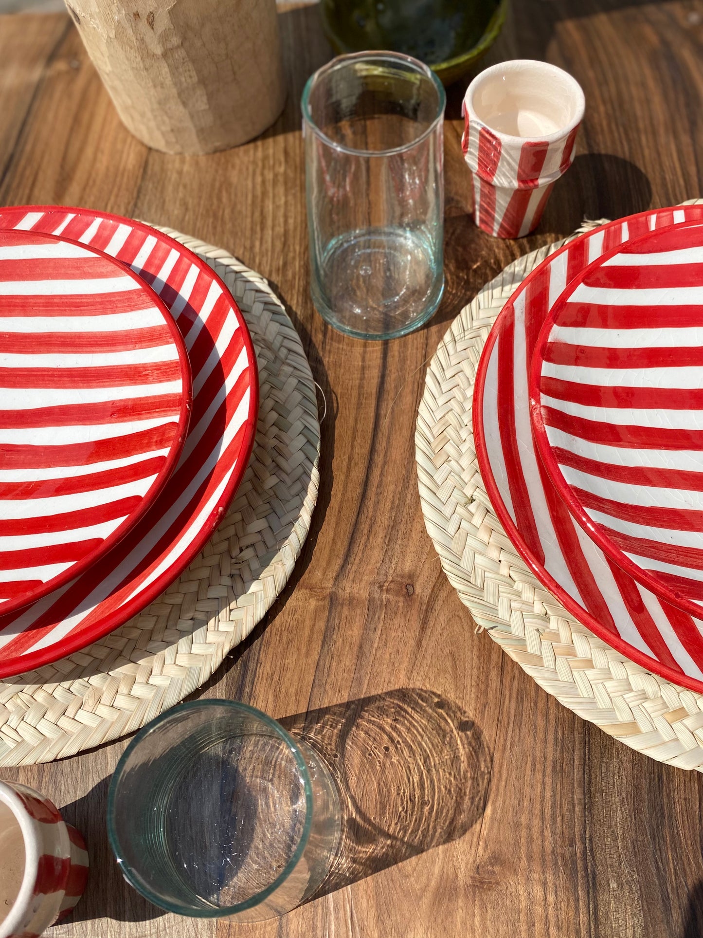 Assiette céramique à rayures rouge