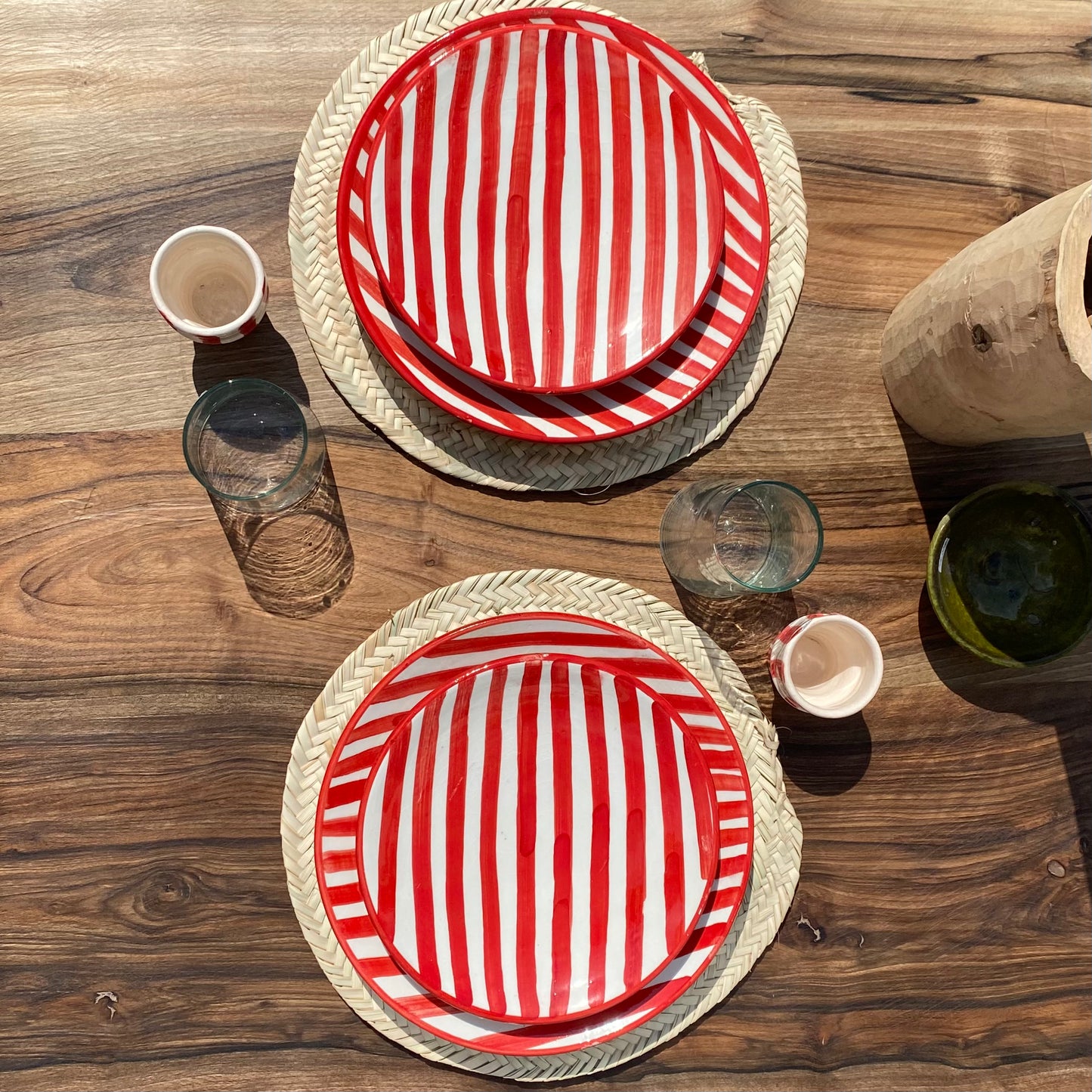 Assiette céramique à rayures rouge
