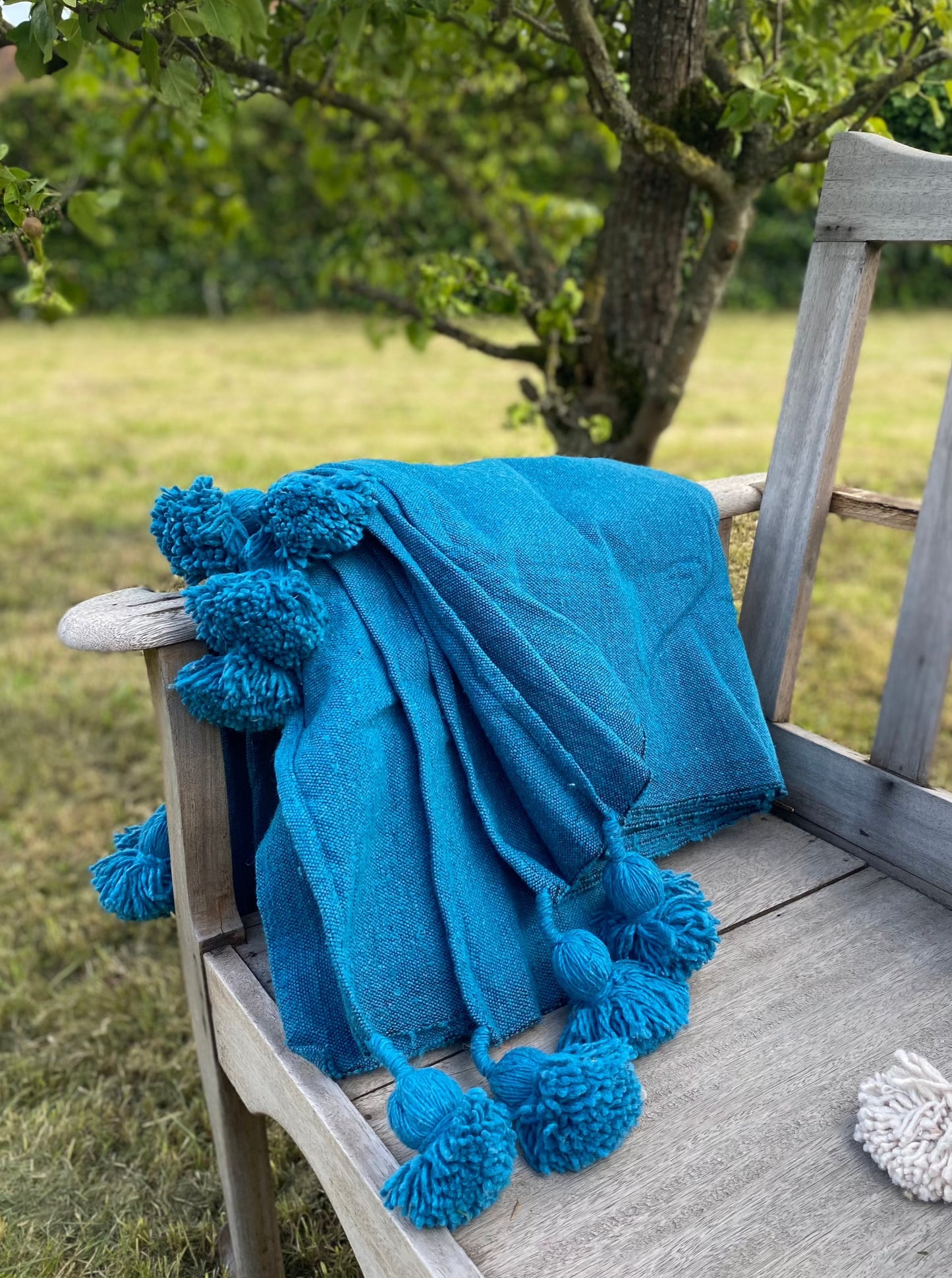Plaid à pompons bleu