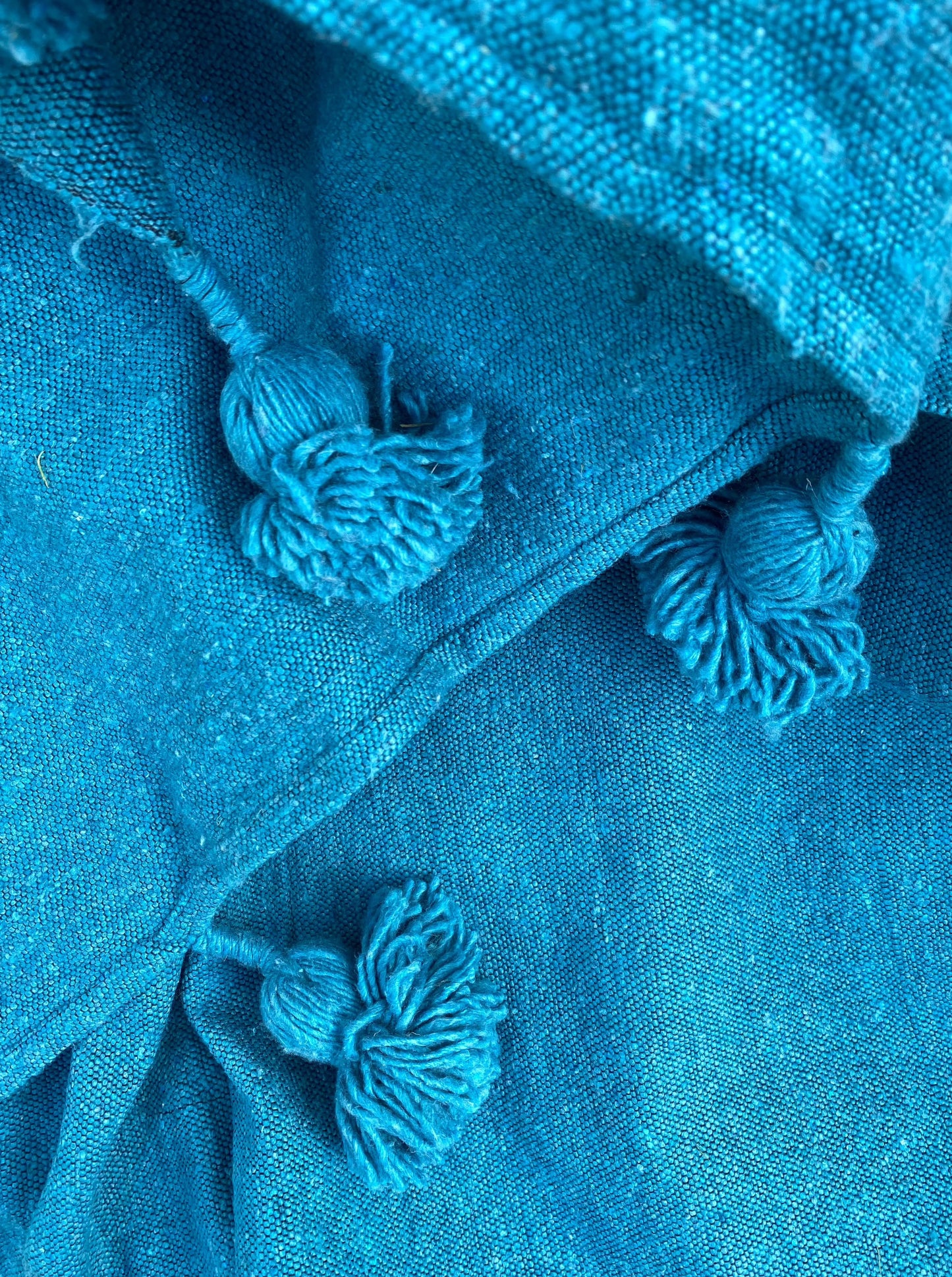 Plaid à pompons bleu