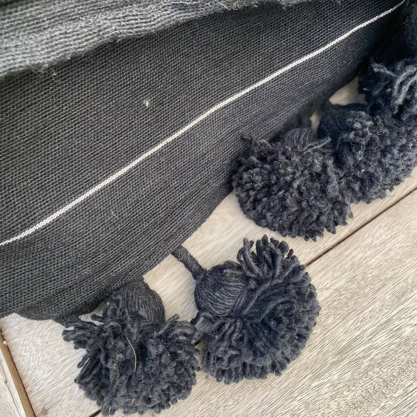 Plaid à pompons noir liseré argenté