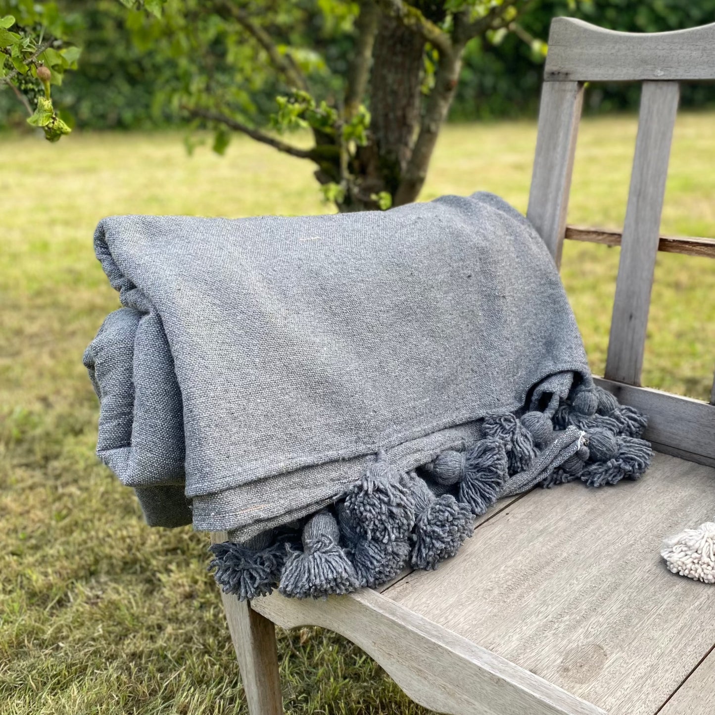 Plaid à pompons gris