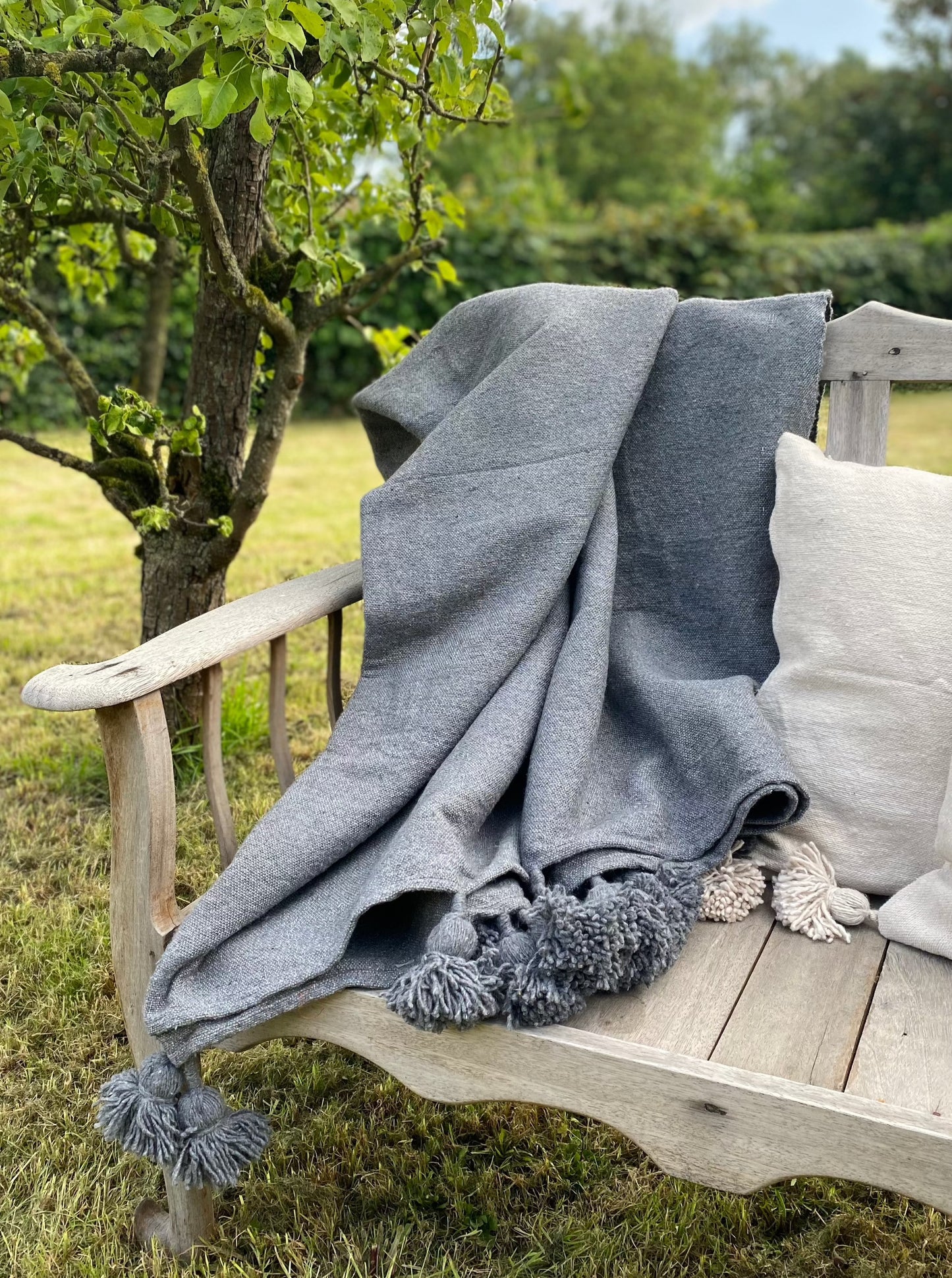 Plaid à pompons gris