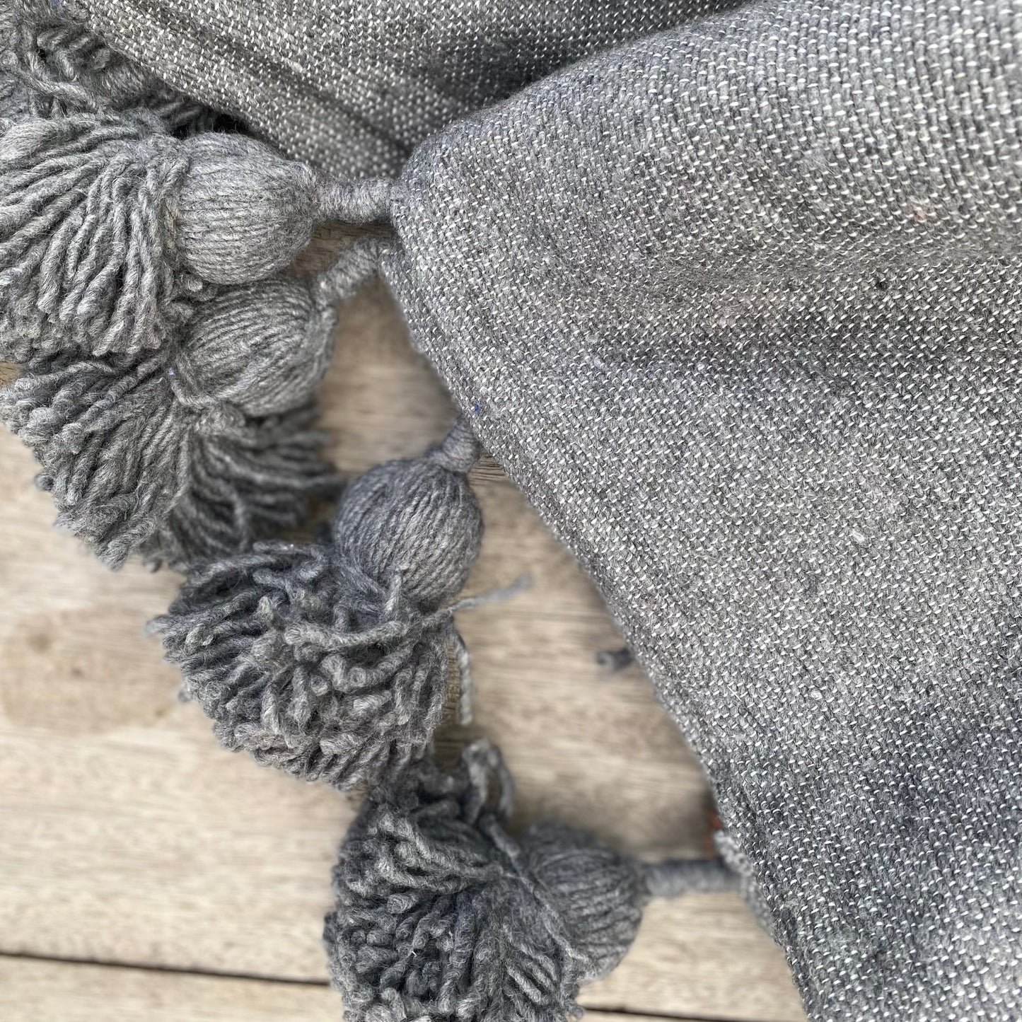 Plaid à pompons gris