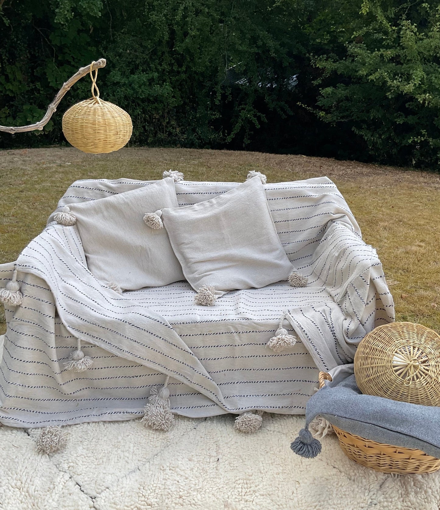 Housse de coussin pompons beige