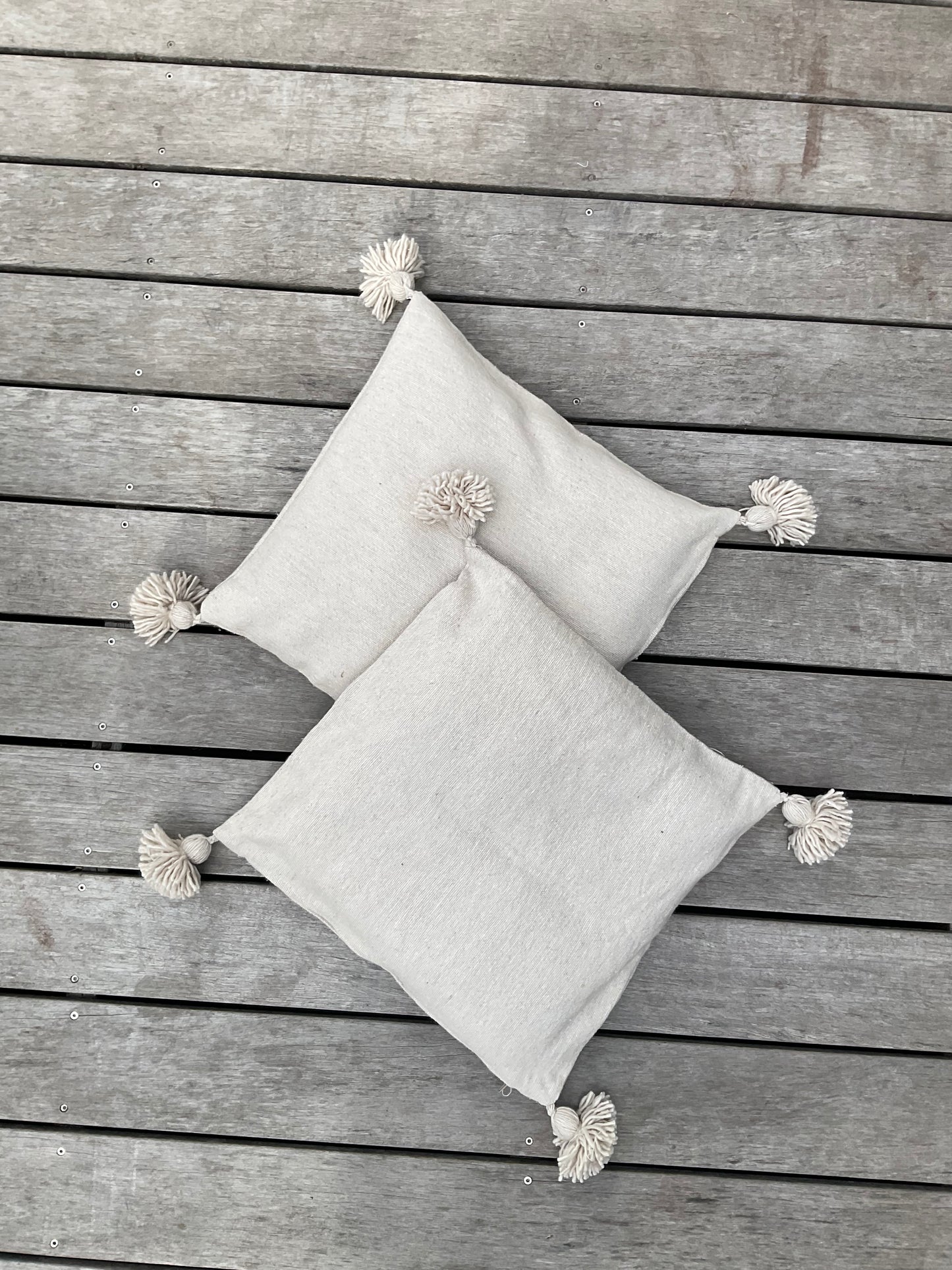 Housse de coussin pompons beige