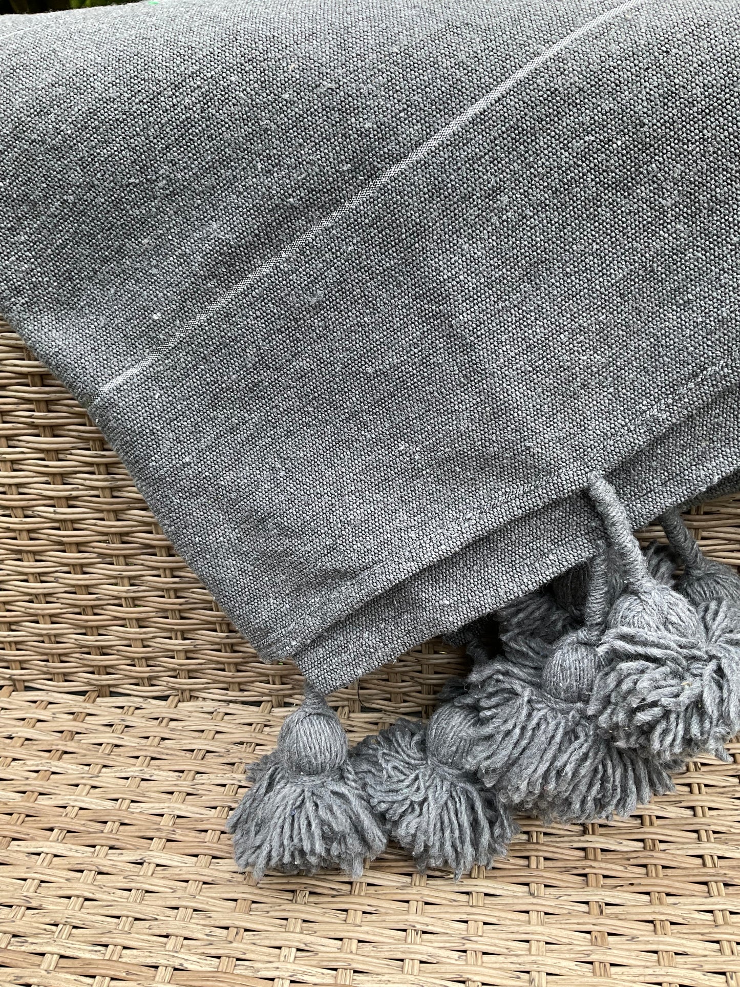 Plaid à pompons gris foncé, liseré argenté