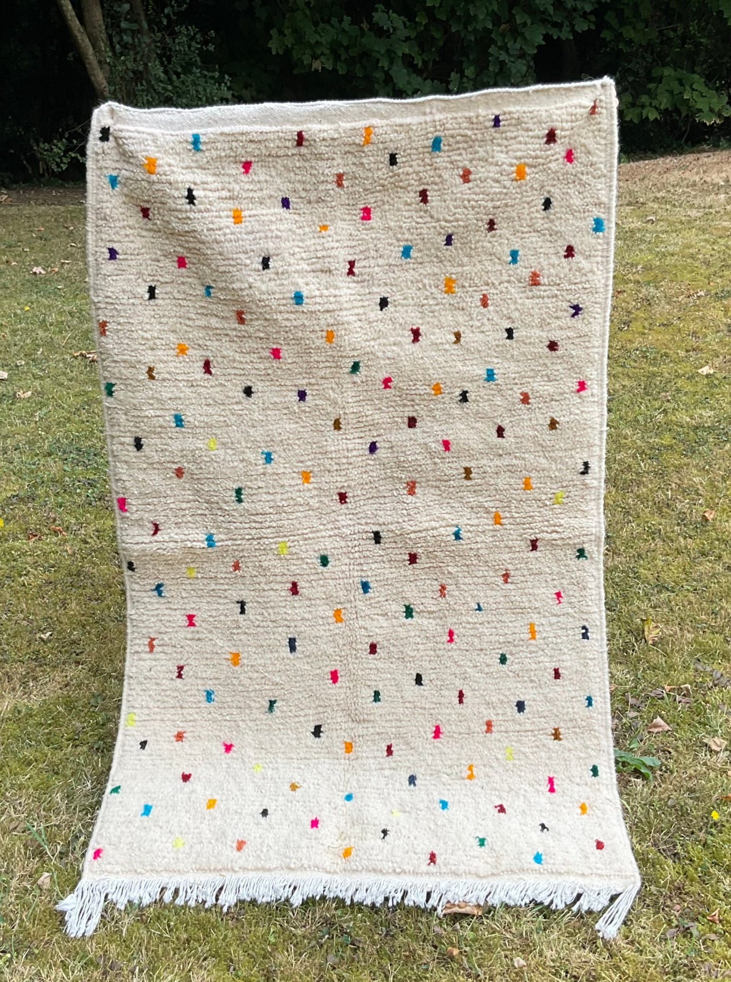 Tapis Béni Ouarain écru à pois multicolores