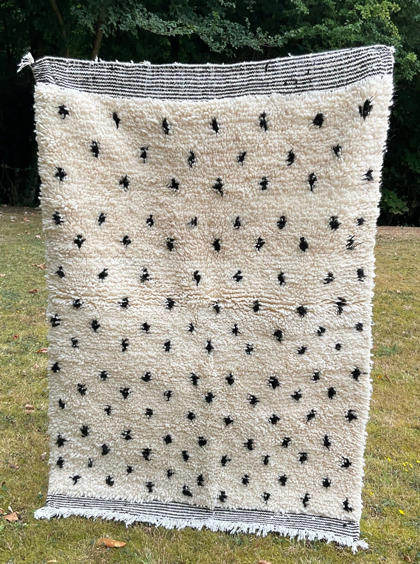 Tapis Béni Ouarain écru à pois noir