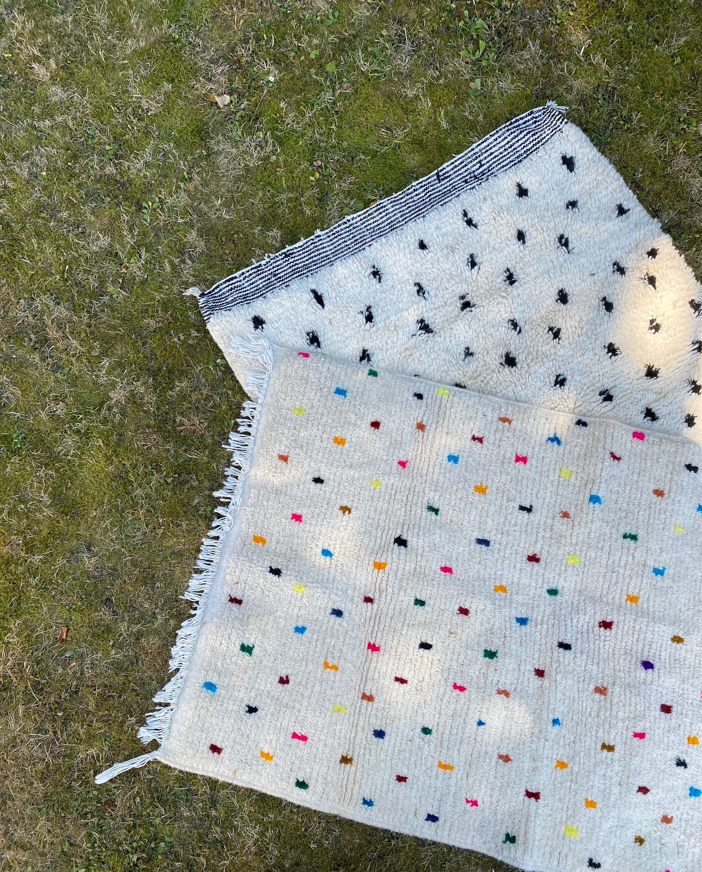 Tapis Béni Ouarain écru à pois multicolores