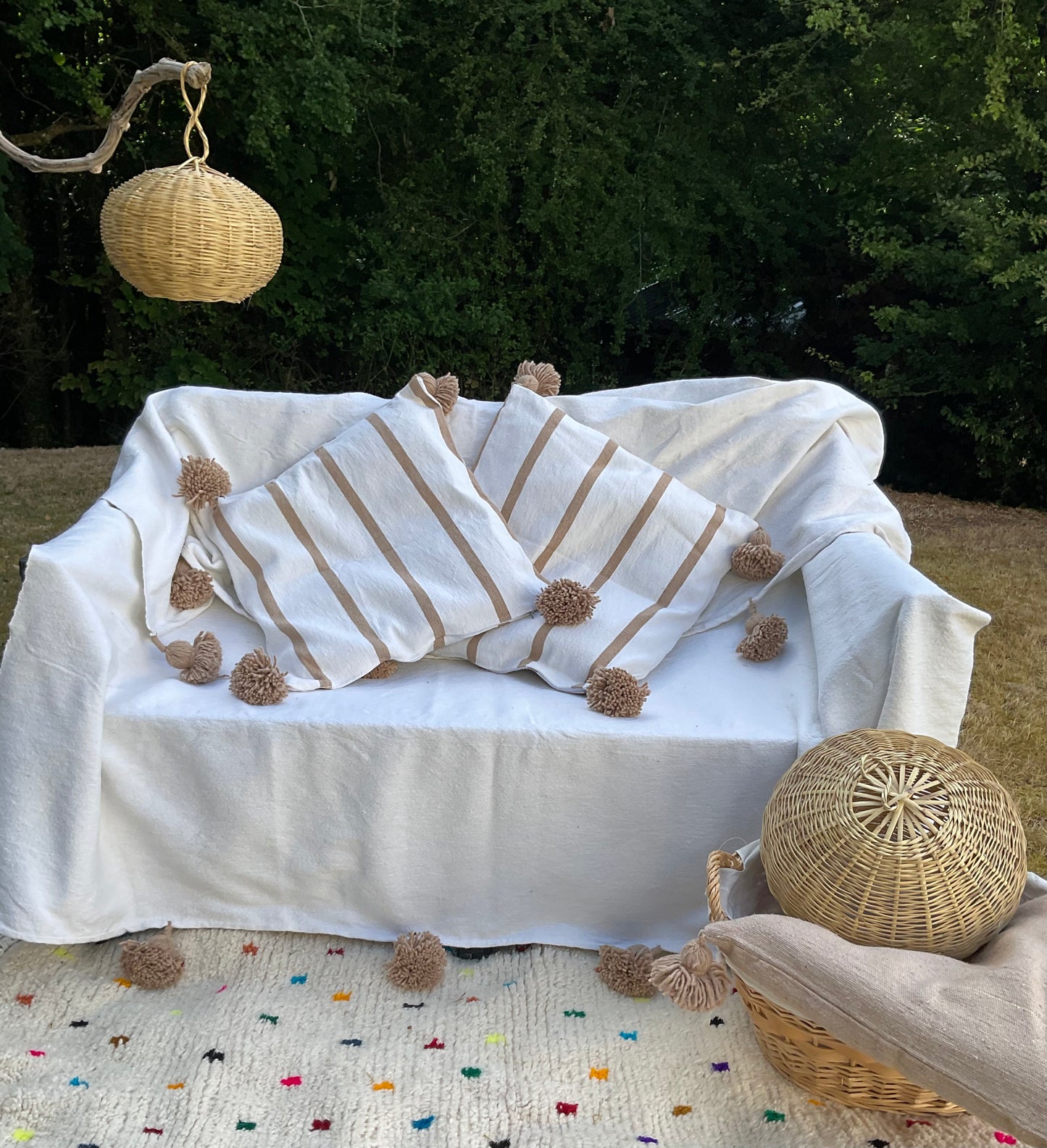 Housse de coussin blanc rayures et pompons camel