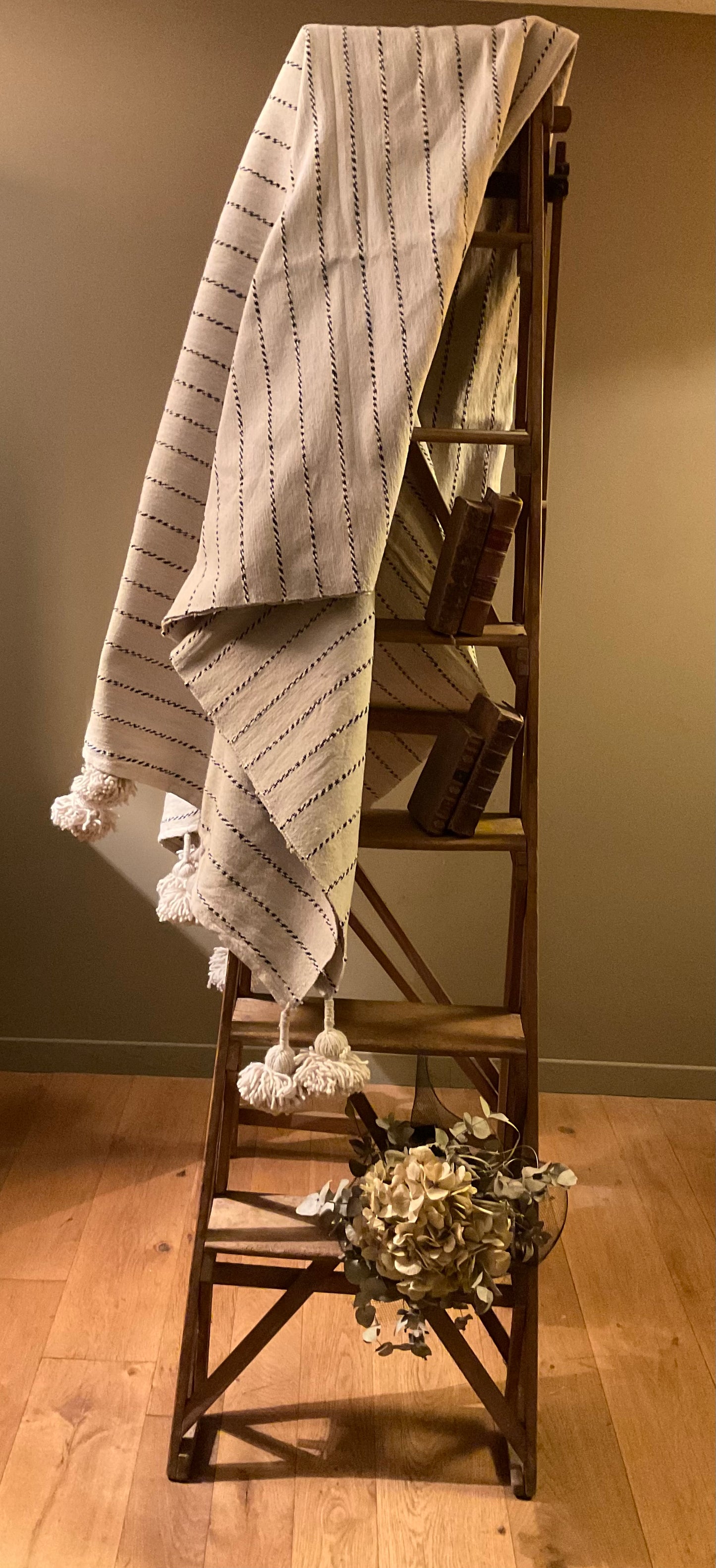 Plaid à pompons beige, liseré noir & blanc