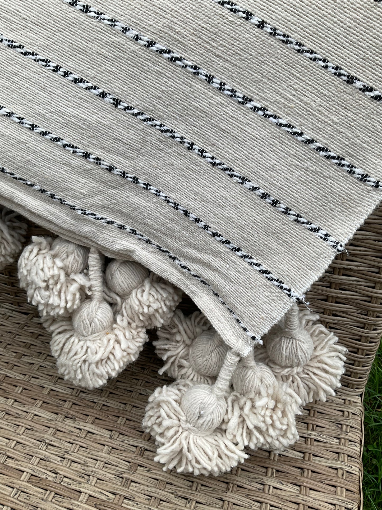 Plaid à pompons beige, liseré noir & blanc