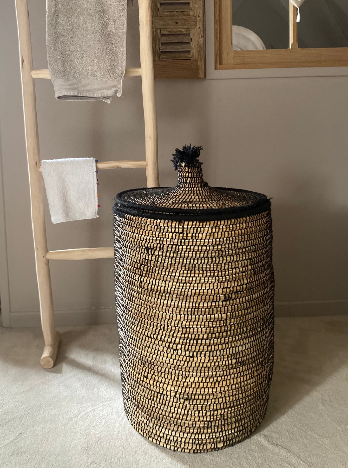 Panière en feuille de palmier et fils de laine noir