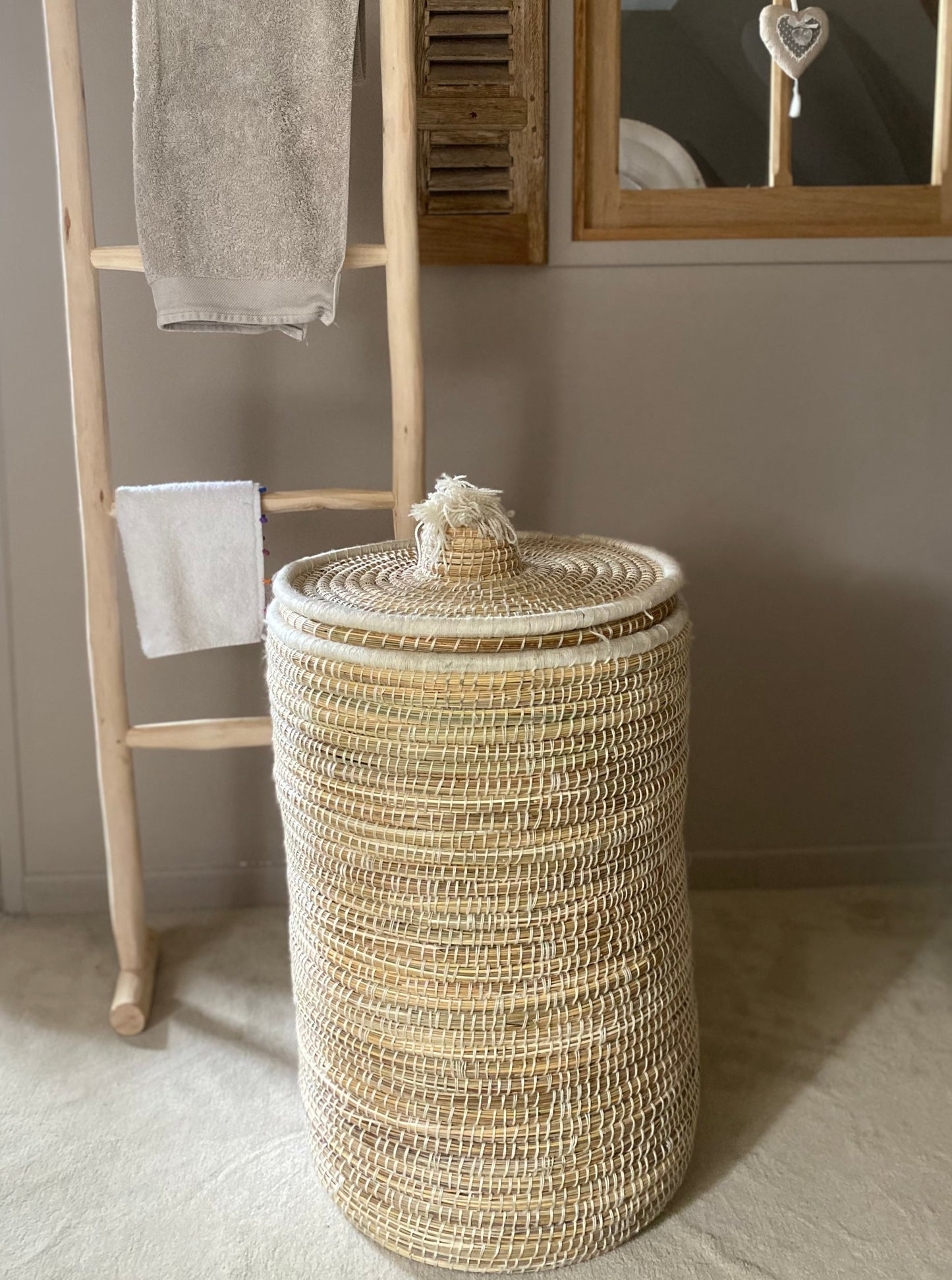 Panière en feuille de palmier et fils de laine blanc