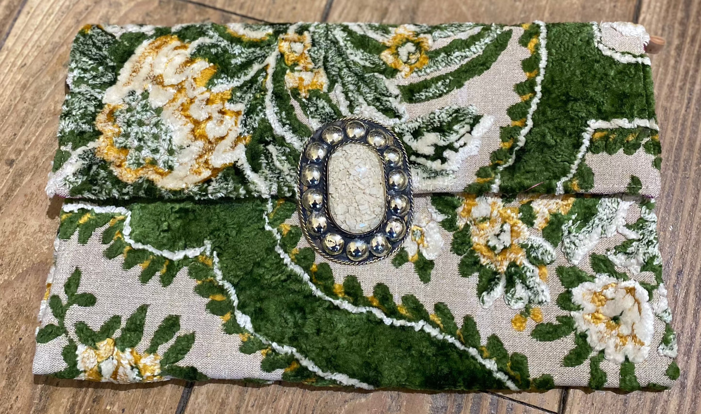 Pochette modèle unique en velours fleurs vertes