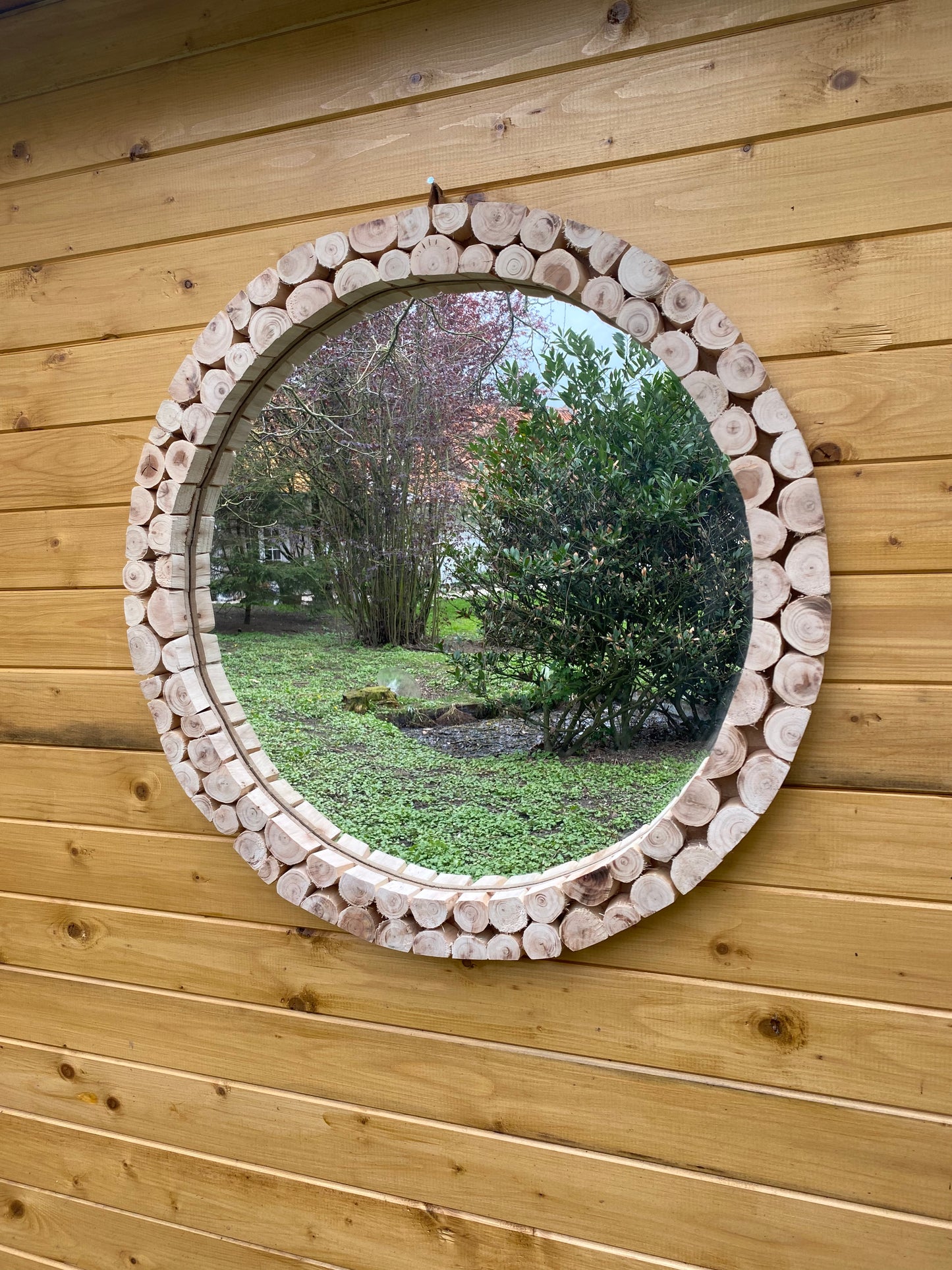 Miroir en morceaux de bois