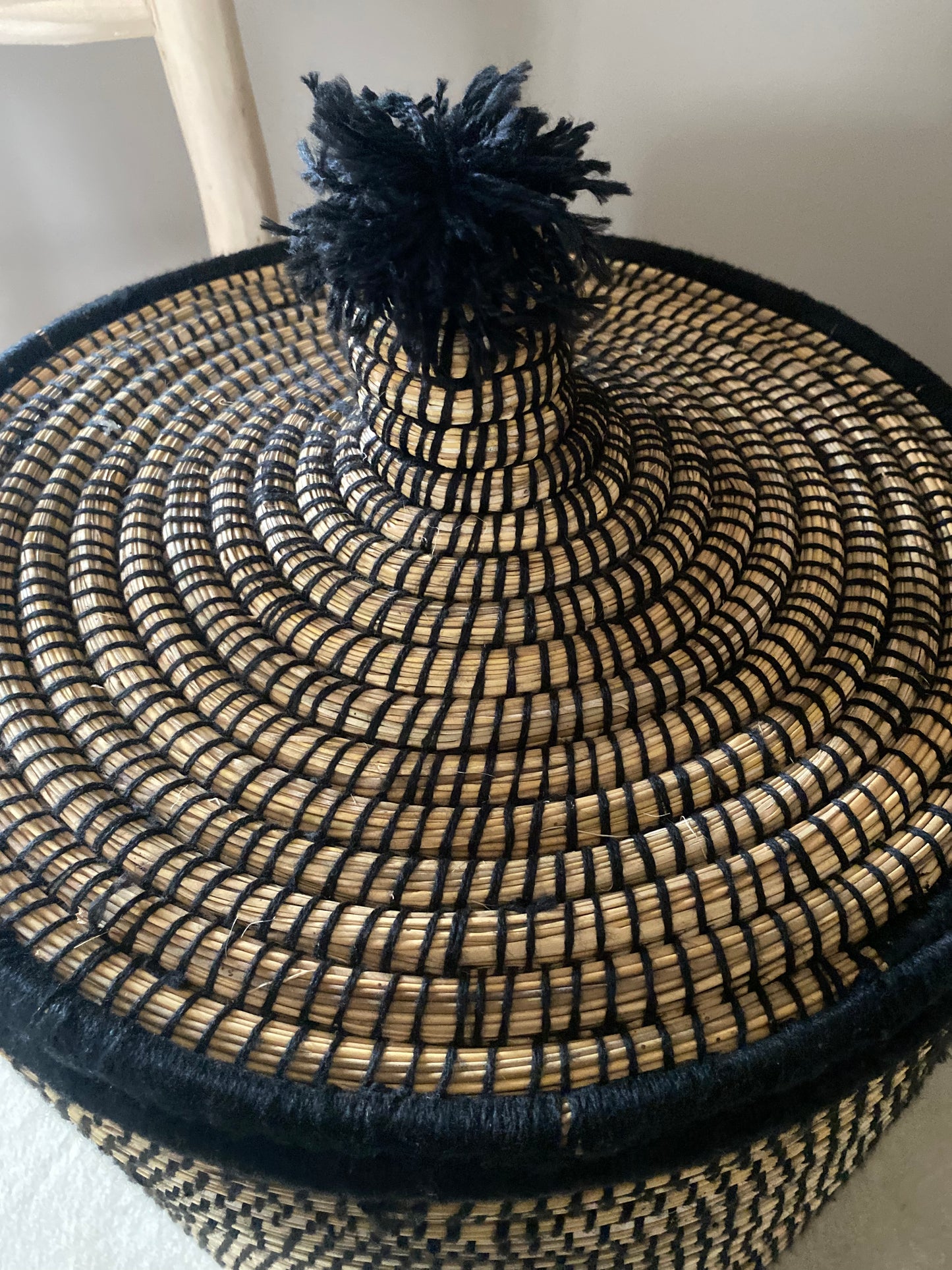 Panière en feuille de palmier et fils de laine noir