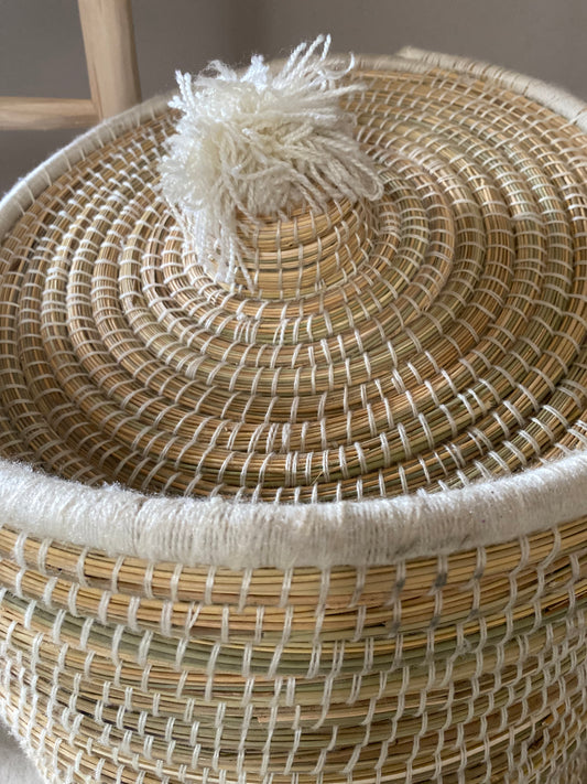 Panière en feuille de palmier et fils de laine blanc